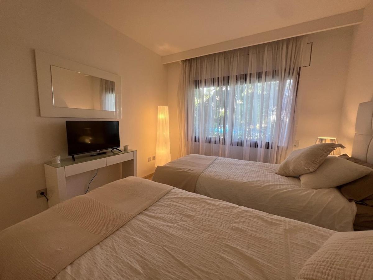 Te Huur 2 Slaapkamers Frontline Strand Complex Estepona Exterior foto